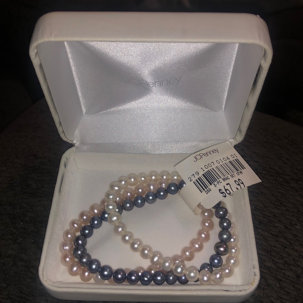 Brand new Pearl bracelet set